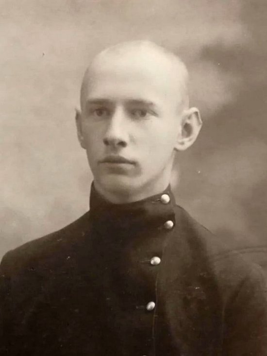 Мікалай_Азбукін,_студэнт_(1912-1917)_(cropped).jpg
