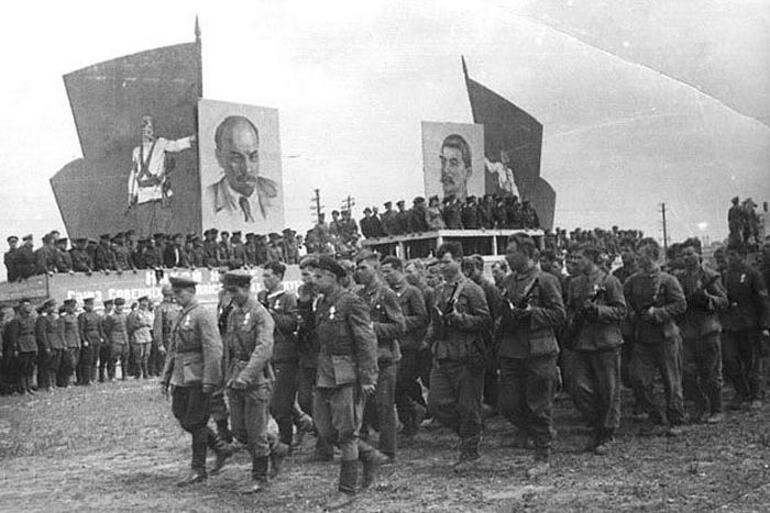 2. Партизанский парад.jpg