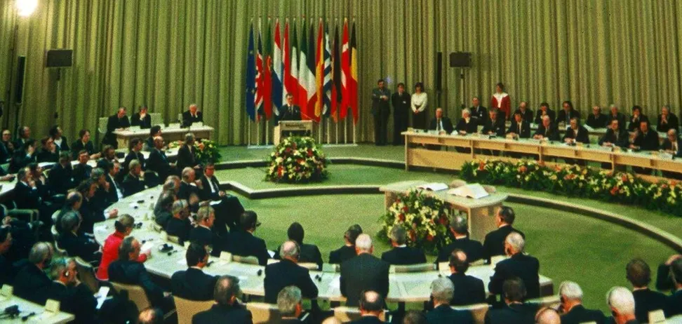 fotospodpisaniyamaastrihtskogosoglasheniyav1992goduniderlandy.webp